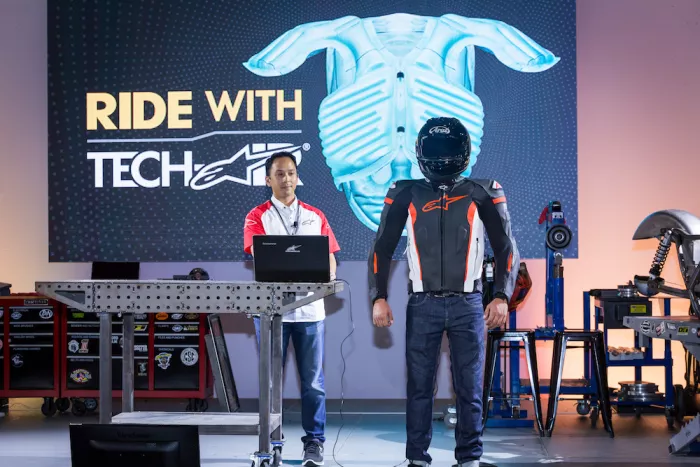 Alpinestars Tech-Air® STREET airbagová vesta + certifikovaný servis airbagů